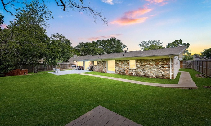 Woodlake - Briar Meadow House | Spacious centrally located home shopping, dining, sports venues, nightlife.etc.