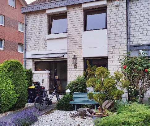 Ostheim House | Spacious & comfortable guestrooms w private bathrooms near Koelnmesse & Lanxess Arena, free parking, highspeed WiFi