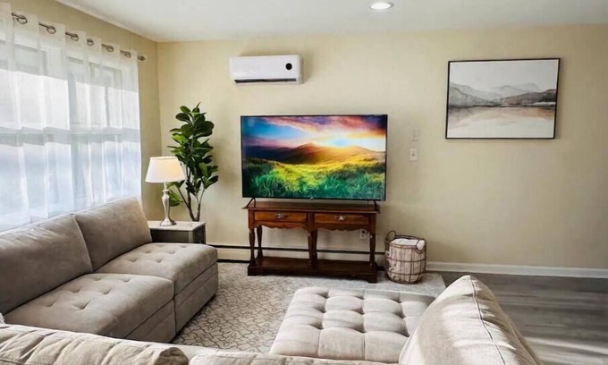 King of Prussia House | Spacious & Comfy 5/2 Home - Pet Friendly