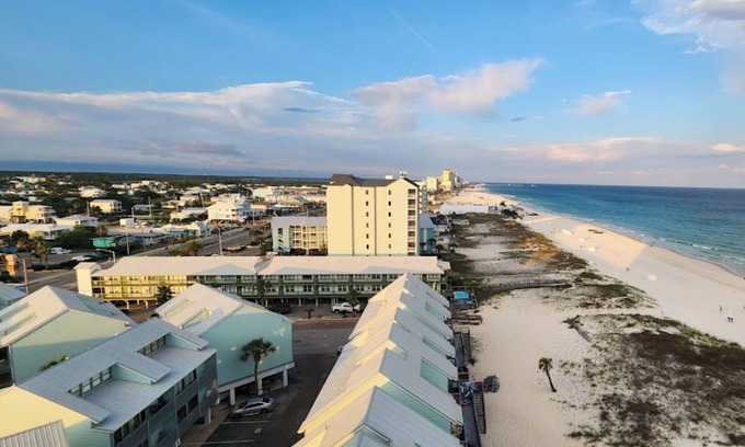 Gulf Shores Resort | Spacious condo on the beach in Gulf Shores, AL!