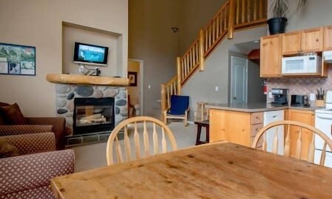 East Kootenay House | Spacious condo with Fireplace BBQ, Deck, Views