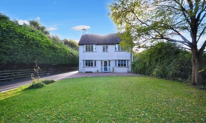 Kemerton House | Spacious Cotswolds House & Garden w/Hot Tub