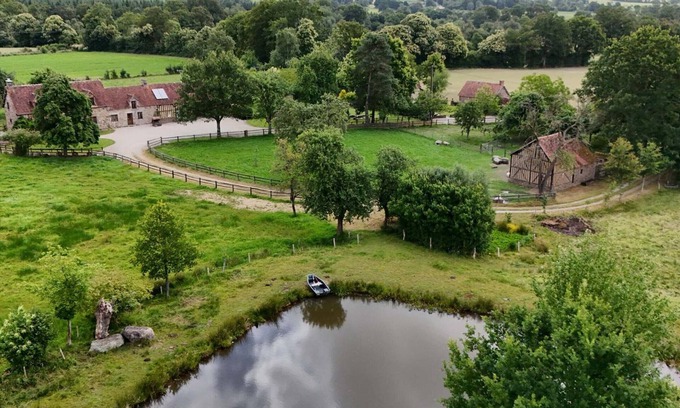 Ceauce Cottage | Spacious Countryside Retreat with Games Room, Near Pond, Sleeps 15