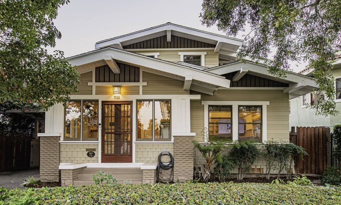 Willmore House | Spacious Craftsman House in Downtown LB - 5 car parking - Ideal for large groups