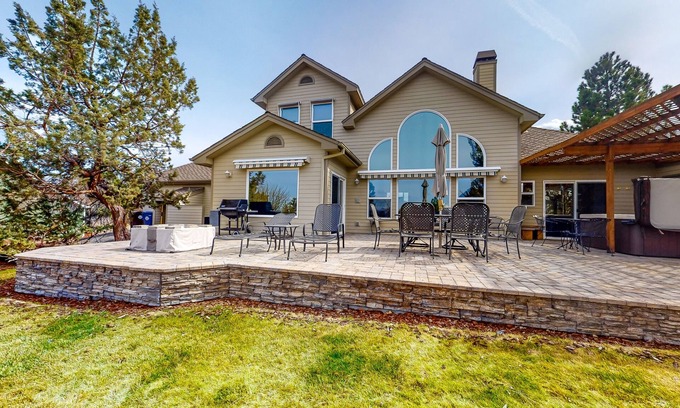 Redmond House | Spacious dog-friendly home with hot tub, fireplace & resort pools, golf, tennis