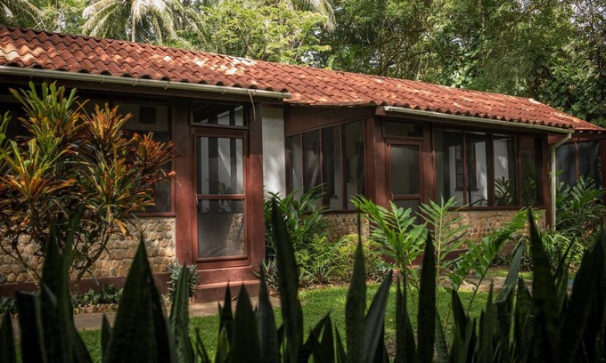 Negroman Resort | Spacious Double-Queen Casita w/Screened Porch & A/C - Steps to Treehouse Bar