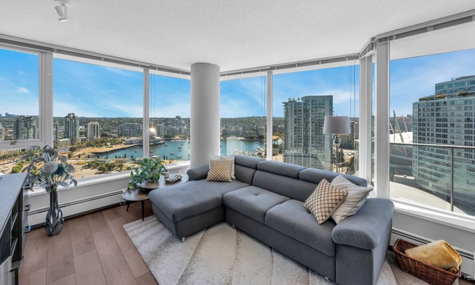 Crosstown House | Spacious downtown 2-bedroom-highrise with view, pool, gym