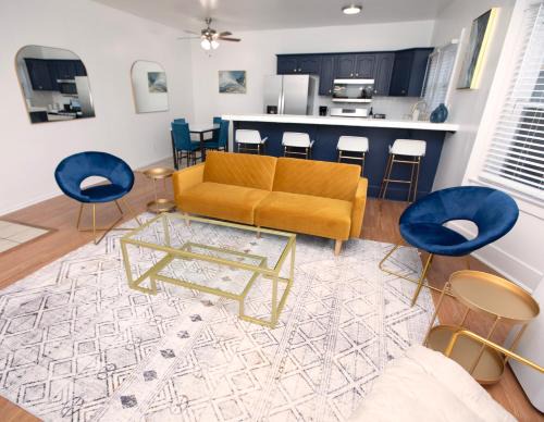 West Gateway Apartment | Spacious Downtown Gem With Parking