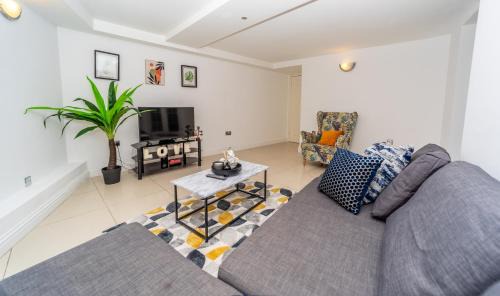 Reading Apartment | Spacious Flat with Patio & Parking in city centre