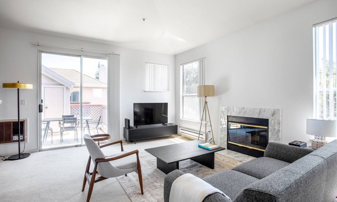 Central District Apartment | Spacious Fremont 2BR w/W/D, Pool, close to Lake & Shops, by Blueground