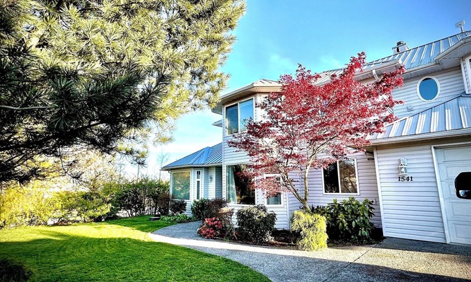 Point Roberts Villa | Spacious Ground Floor Queen bedroom (Monument Park)