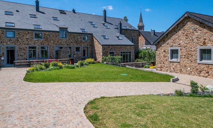 Bourseigne-Vieille House | Spacious holiday home in Bourseigne-Neuve with barbeque