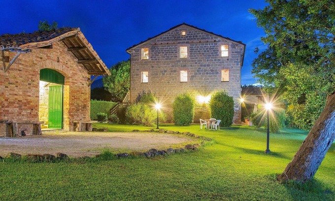 Amandola House | Spacious Holiday Home with Swimming Pool