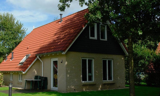 Westerbork House | Spacious holiday home with WiFi, 20 km from Assen