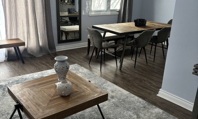 Niagara Falls House | Spacious Home in Niagara - Sleeps up to 10 guests, 10 mins to the Falls