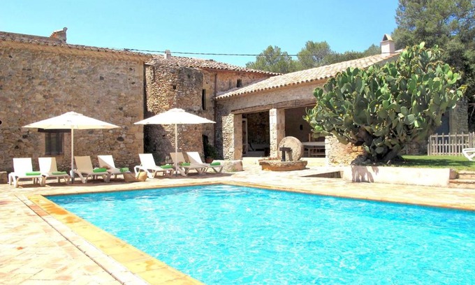 Navata House | Spacious Home in Navata