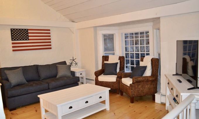 Newport House | Spacious home in the Heart of Downtown Newport! Walk Everywhere