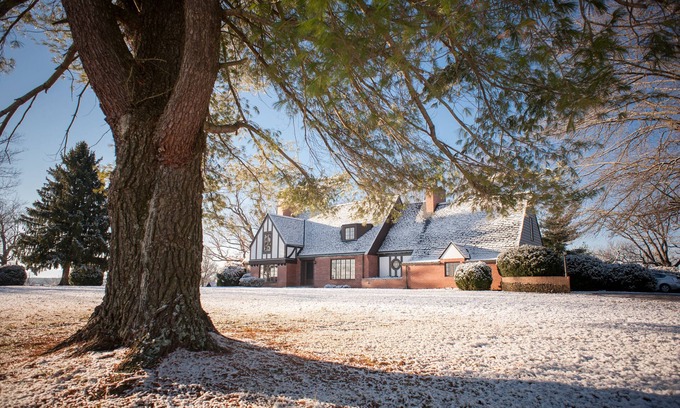 Staunton House | Spacious Home, Private Pool, Tennis Court, Lake, Minutes From Town and Shopping