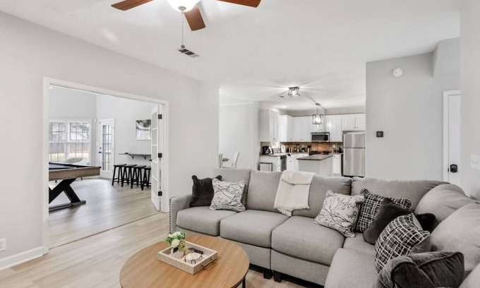 Mableton House | Spacious Home w/Pool Table Near ATL & The Battery