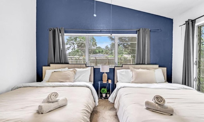 Riverside Park House | Spacious Home with Pool for 8 People
