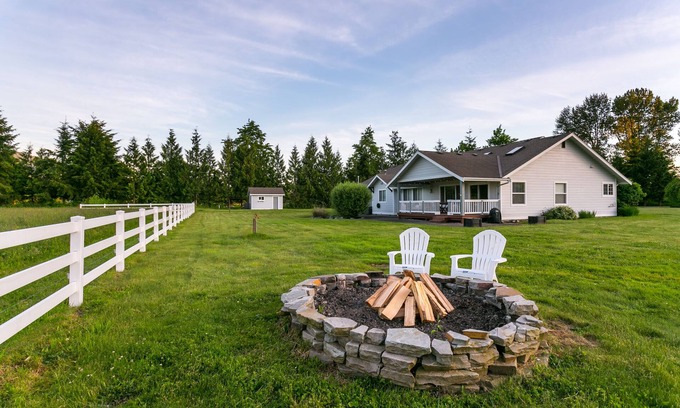 Bellingham House | Spacious Home with Pond and Seasonal Mtn View 12 min to Bellingham