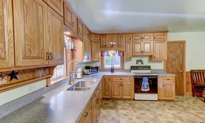 Salisbury Center House | Spacious Home with ATV Trails + Hunting Ground