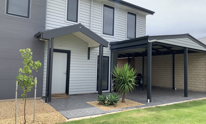 Seymour House | Spacious House with Absolute Waterfront on Wellington Marina