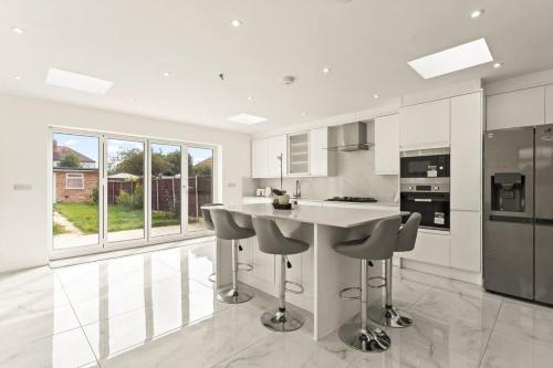 Ashford House | Spacious House - Ideal with Contractors & Groups - Direct Heathrow Access - Free Parking, Fast WiFi and Smart TV by Yoko Property