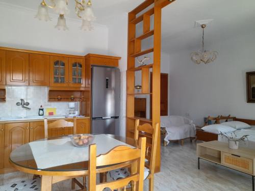 Petalidi Apartment | Spacious house near the beach