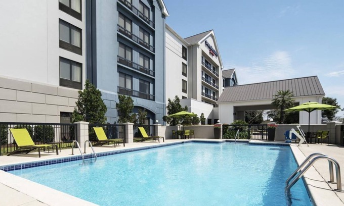 Southeast Houston Hotel | Spacious Houston Suite w/Complimentary Breakfast, Pool Access & Shuttle Service