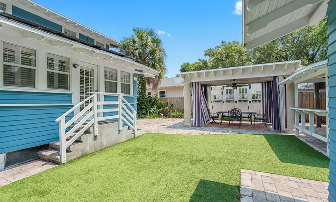 Historic Hyde Park North House | Spacious Hyde Park Retreat on Packwood