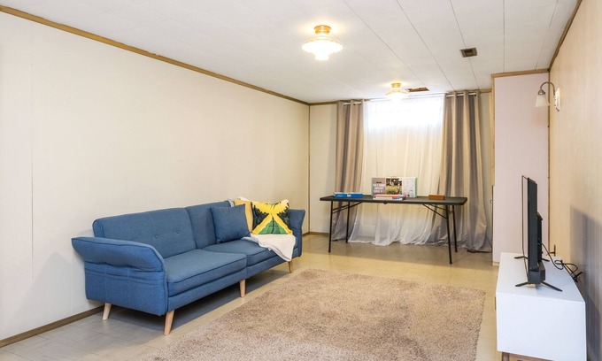 Edmonton House | Spacious Island Vibes - Retro 5 Bedroom Home