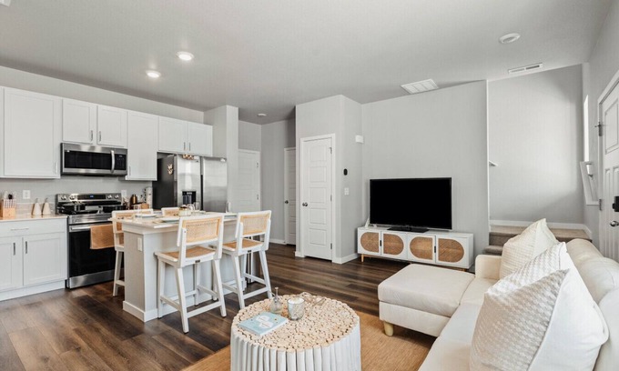 Johnstown House | Spacious Johnstown Townie w Garage