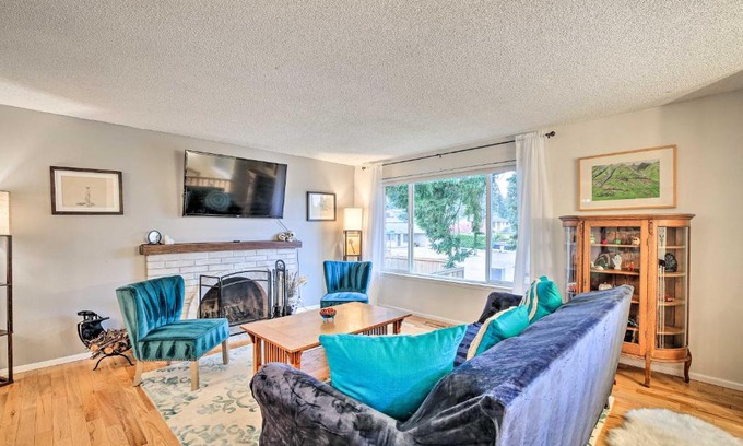 Kent House | Spacious Kent Getaway with Yard, Deck and Grill!