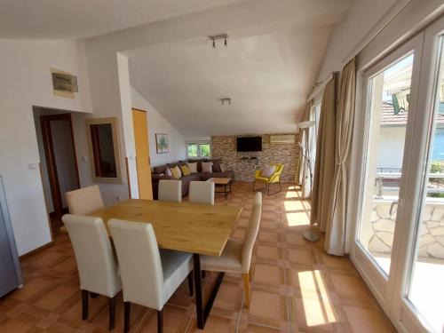 Kumbor Apartment | Spacious Kumbor Seafront Apartment