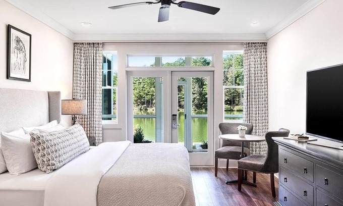 Douglasville Resort | Spacious Lakefront Suite w/Screened Porch & WiFi - Pet Friendly