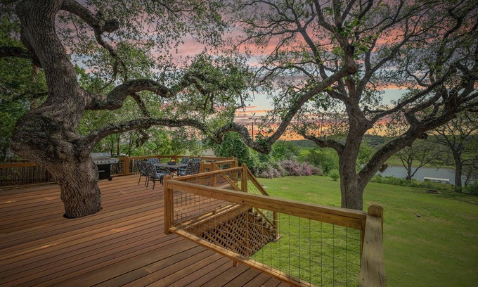 Spicewood House | Spacious Lakehouse-Dock-King bds