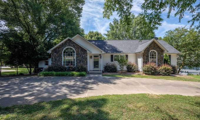 Norwood House | Spacious Lakehouse, Arcade Games, Huge Flat Yard, Premium Linens Included!