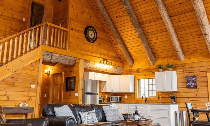Oneonta Cabin | Spacious luxurious log cabin near Cooperstown NY