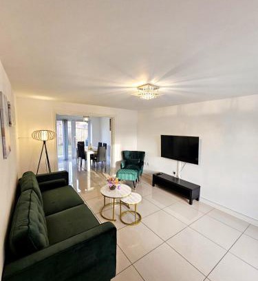 Hull Apartment | Spacious Modern 4BD House