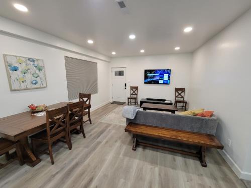 Mapleton Apartment | Spacious & Modern Apartment, close to Universities and Mountains