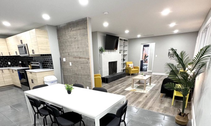 Jamestown House | Spacious Modern Home near Furniture Market