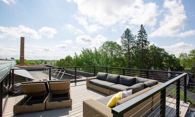 Fulton House | Spacious Modern Luxurious Home in Linden Hills