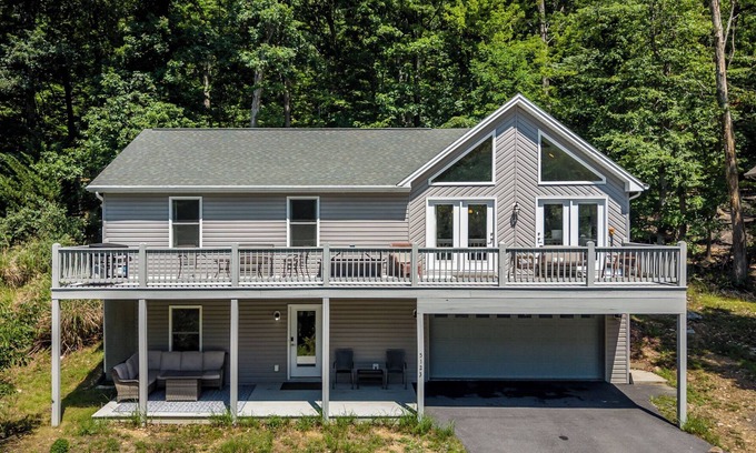 Massanutten House | Spacious Modern Retreat w/Game Room, Huge Deck & Resort Access in Massanutten