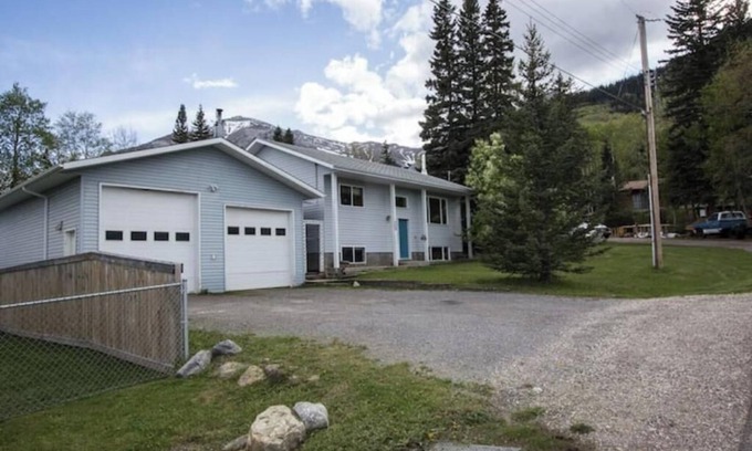 Brule House | Spacious Mountain View Retreat