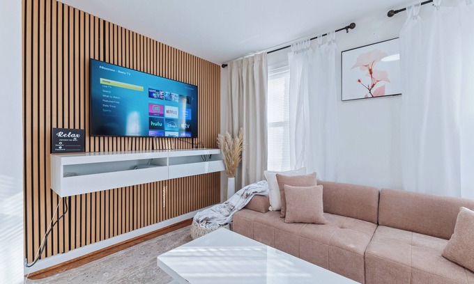 Nauck House | Spacious Multi-Level Getaway 10 minutes from DCA Airport and downtown Arlington