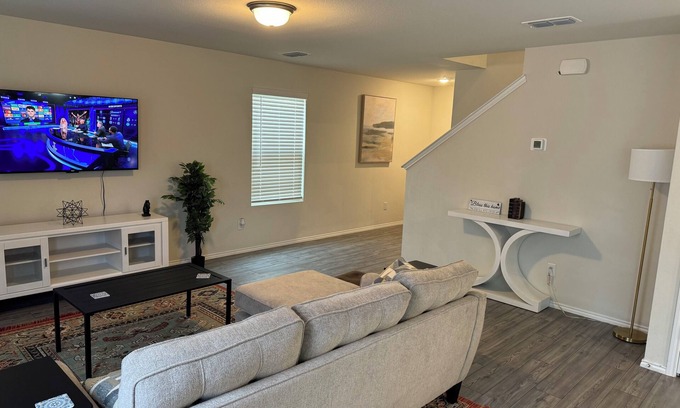 Forney House | Spacious New 4B2.5B Retreat with Office, Forney