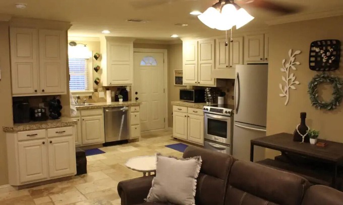 Lubbock House | Spacious one bedroom 2 miles from Texas Tech!nn