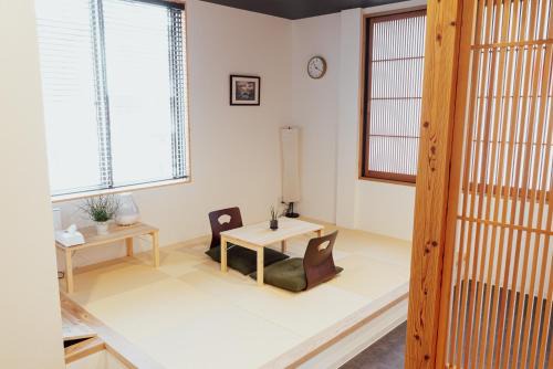Chuo Ward Apartment | Spacious One Room Apartment for up to 5ppl w Kitchenette - space kuhonji