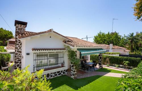 Valle de los Galanes House | Spacious Pedregalejo House Free parking and yard